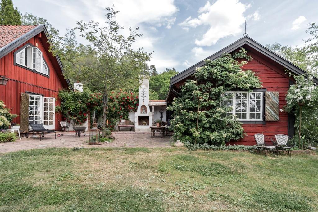 Att våga vara sig själv och sårbar kan vara utmanande. Denna helgretreat är för dig som är nyfiken och redo att öppna upp för att utforska hur medvetenhet och fördjupad intimitet i relation till dig själv och andra kan expandera ditt liv.